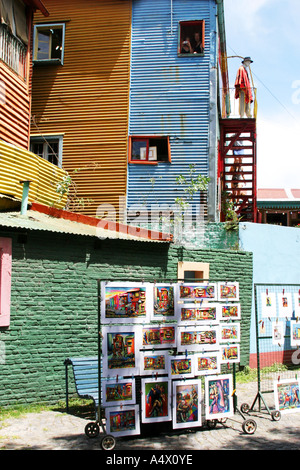 Bunt gestrichenen Häusern in La Boca Buenos Aires Argentinien mit einem Künstler Bild s zu verkaufen. Stockfoto