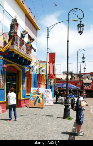 Bunte Ladenfront auf einer Straße in La Boca mit politischen papier Pappmaché-Figuren auf Balkon, Buenos Aires Argentinien. Stockfoto