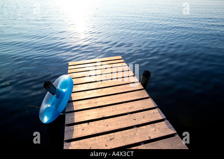 Dock und Schlauch an einem See Stockfoto