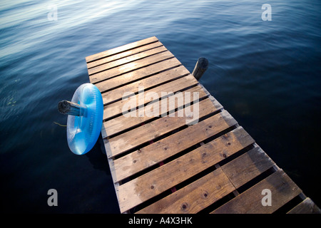 Dock und Schlauch an einem See Stockfoto