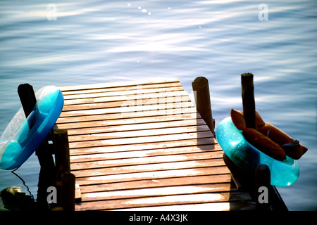 Dock und Schlauch an einem See Stockfoto