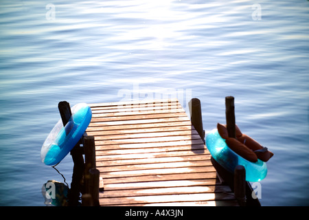 Dock und Schlauch an einem See Stockfoto