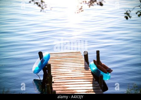 Dock und Schlauch an einem See Stockfoto