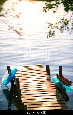 Dock und Schlauch an einem See Stockfoto