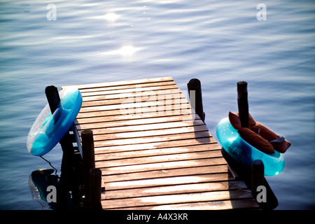 Dock und Schlauch an einem See Stockfoto