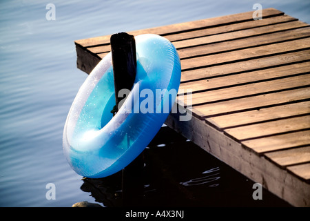 Dock und Schlauch an einem See Stockfoto