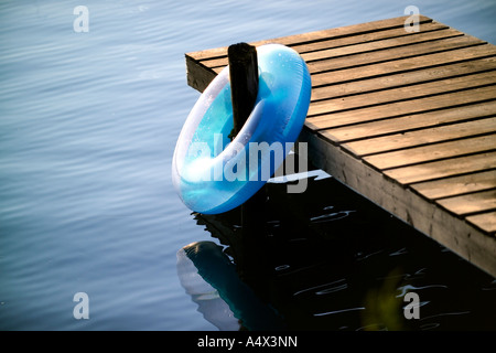 Dock und Schlauch an einem See Stockfoto