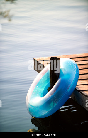 Dock und Schlauch an einem See Stockfoto