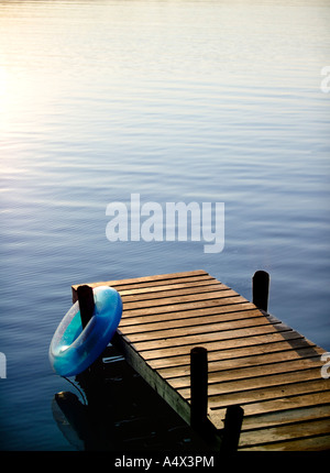 Dock und Schlauch an einem See Stockfoto