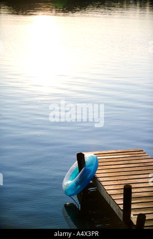 Dock und Schlauch an einem See Stockfoto