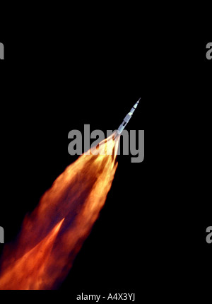 Das Raumfahrzeug Apollo 11 Saturn V steigt in Richtung Umlaufbahn nach abheben Richtung erweiterte Version des ursprünglichen NASA zum Mond Stockfoto