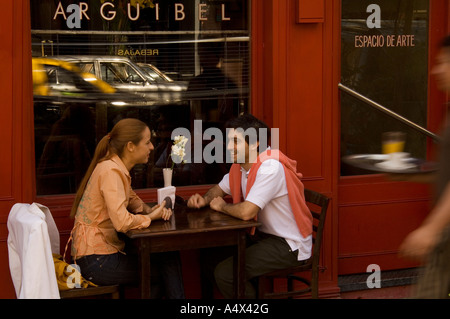 Paar beim Frühstück in einem Straßencafé Stockfoto