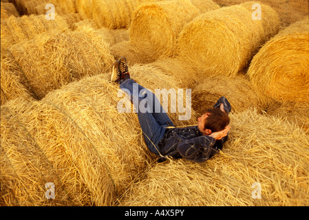 Entspannung am Heu Bails auf einer Ferienranch Knife River Ranch North Dakota Stockfoto