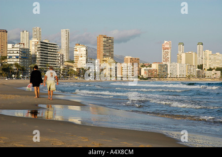 Wanderer, Playa de Poniente, Benidorm, Costa Blanca, Spanien Stockfoto