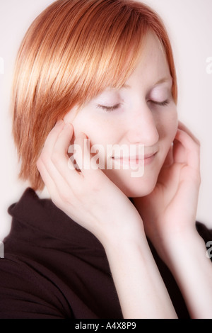 Junge Frau mit Augen geschlossen, lächelnd, Nahaufnahme Stockfoto