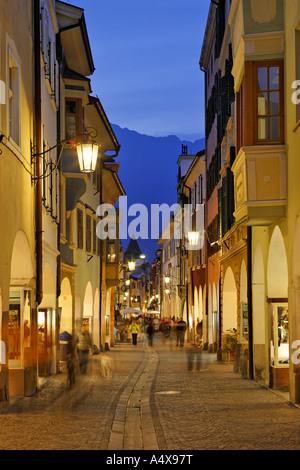 Laubengasse in der Mitte in der Morgendämmerung, Meran, Südtirol, Italien Stockfoto