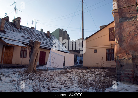 Kleidung getrocknet an Wäscheleinen erstreckte sich über die Werften von Czernowitz, Ukraine 2003 Stockfoto