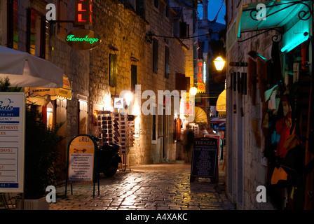 Alte Stadt in der Nacht in Trogir an der dalmatinischen Küste von Kroatien Stockfoto