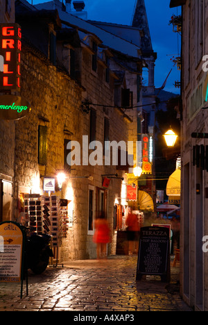 Alte Stadt in der Nacht in Trogir an der dalmatinischen Küste von Kroatien Stockfoto