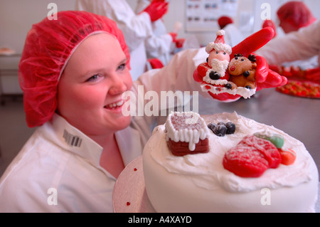 MONTAGEARBEITER WEIHNACHTEN KUCHEN FÜR BRITISCHE SUPERMÄRKTE BESTIMMT DEN LETZTEN SCHLIFF HINZUFÜGEN Stockfoto