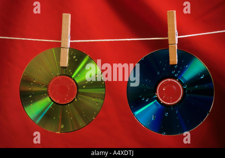 Zwei nasse CDs auf einer Wäscheleine trocknen. Stockfoto