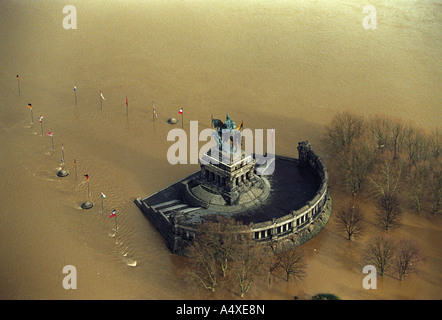 Die Flutkatastrophe im Jahr 1995: das deutsche Eck bei Hochwasser in Koblenz, Rheinland-Pfalz, Deutschland. Stockfoto