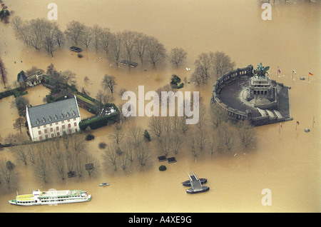 Die Flutkatastrophe im Jahr 1995: das deutsche Eck bei Hochwasser in Koblenz, Rheinland-Pfalz, Deutschland. Stockfoto