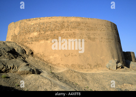 A Dakhma, auch bekannt als der Turm der Stille, ist eine kreisförmige, erhöhte Struktur von Zoroastrians für Exkarnation, Yazd, Iran gebaut. Stockfoto