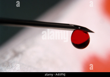 Tropfen Blut am Ende einer Spritze. Stockfoto