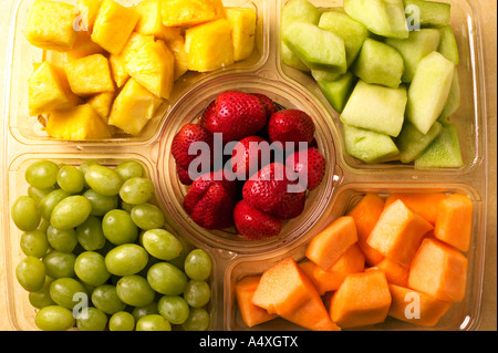 Kunststoff-Tablett mit verschiedenen Früchten Stockfoto