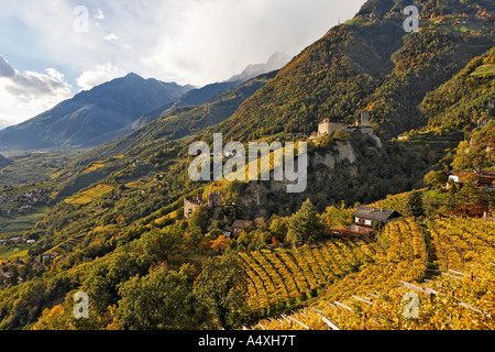 Schloss Tirol angesehen von Dorf Tirol, in der Nähe von Meran, Südtirol, Italien Stockfoto