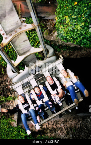 Fahrer, die Nemesis in Alton Towers Tunnel genießen Stockfoto