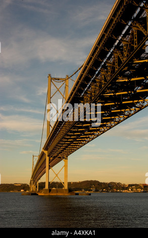 Blick auf die Forth Road Bridge aus South Queensferry, Schottland Stockfoto