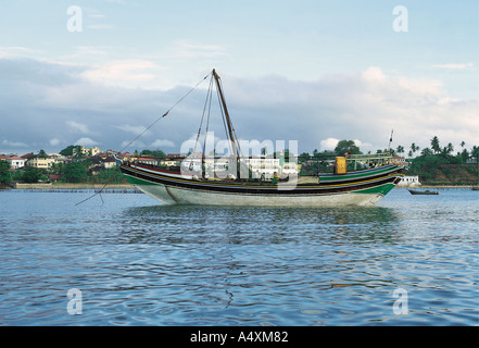 Ozean-arabischen Stil Boom Dhow Segeln vor Anker in den alten Hafen Mombasa Kenia in Ostafrika Stockfoto