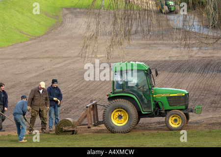 Auftragnehmer verlegen Rasen Rasen Stockfoto