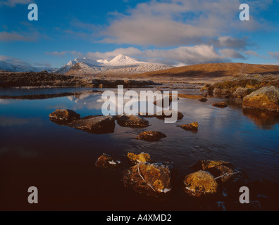 Man Na h Achlaise und die Schnee bedeckten Hügel der Blackmount Rannoch Moor schottischen Highlands Stockfoto