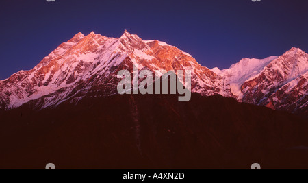 Die Annapurna-Palette in der Abenddämmerung gesehen aus dem Thulobugin Bergrücken oberhalb der Kali Gandaki Tal in West-Zentral-Nepal Stockfoto