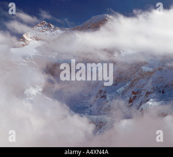 Wolken hängen rund um die Nordwand des Kangchendzönga Gipfel links gesehen vom Basislager auf Pang Pema Nepal Himalaya Stockfoto