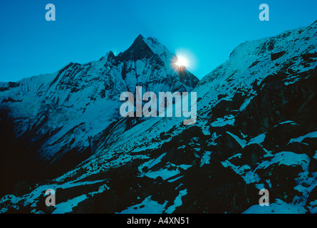 Sonnenaufgang hinter der Schulter des Machapuchare Fish Tail Annapurna Sanctuary Nepal Himalaya Stockfoto
