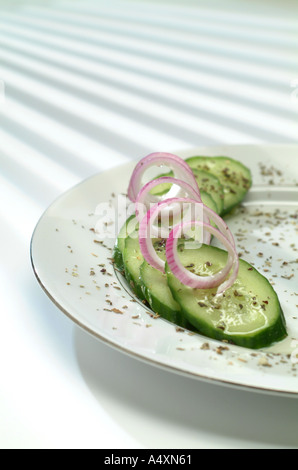 Bulgarische traditionelle Sommer Salat griechisches Essen Katze zugeschnittene weißen Hintergrund Umriss Ausschnitt ausschneiden Stockfoto