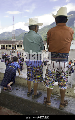 GUATEMALA SANTIAGO ATITLAN indigenen Maya Tzutujil Männer in traditionellen gewebten bestickte Hose und Schärpe Stockfoto