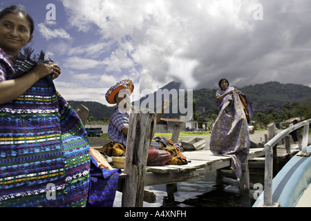 GUATEMALA SANTIAGO ATITLAN indigenen Maya Tzutujil Frauen in traditionellen handgewebten Trajes versuchen, ihre Stoffe zu verkaufen Stockfoto