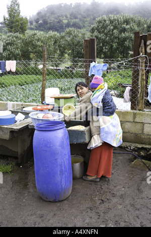 GUATEMALA CAPELLANIA Young indigenen Maya-Quiche Mutter wäscht Gerichte Stockfoto