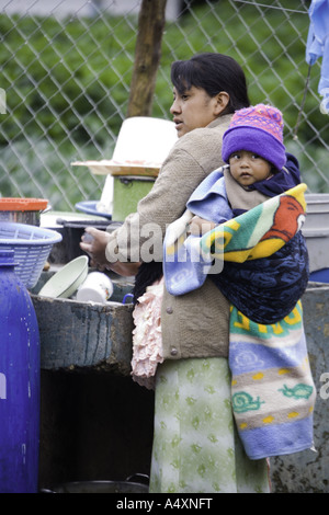 GUATEMALA CAPELLANIA Young indigenen Maya-Quiche Mutter wäscht Gerichte Stockfoto