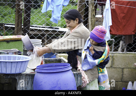 GUATEMALA CAPELLANIA Young indigenen Maya-Quiche Mutter wäscht Gerichte Stockfoto