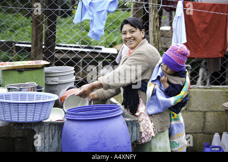 GUATEMALA CAPELLANIA Young indigenen Maya-Quiche Mutter wäscht Gerichte Stockfoto