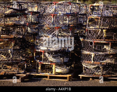 Krabbe-Töpfe in der kommerziellen Fischindustrie Pacific Northwest verwendet gestapelt in Reihen an der Uferpromenade in Newport Oregon USA Stockfoto