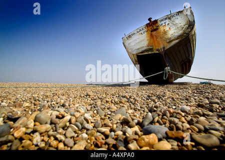 Altes Fischerboot am Kiesstrand bei Dunwich Suffolk England UK Stockfoto