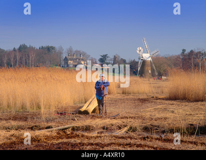 Eric Edwards die Marshman posiert mit seiner Sense an wie Hill Nature Reserve in Norfolk Broads England UK Stockfoto