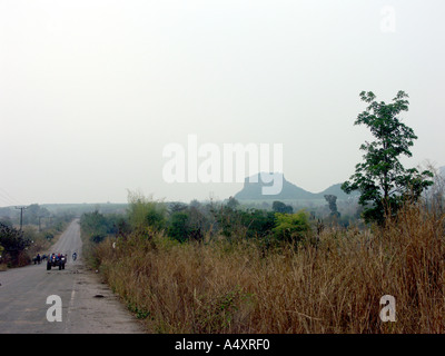 Der Felsvorsprung von Wat Phu Tok ragt über die Ebenen von Nord-Ost-Thailand Stockfoto